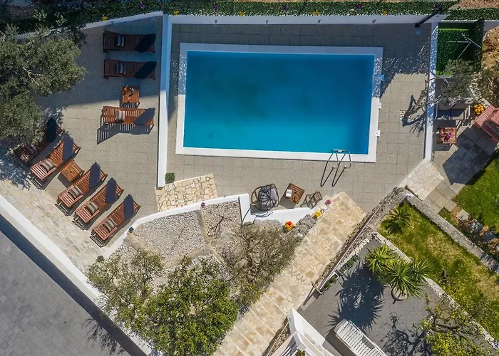 Petra With Private Pool Makarska